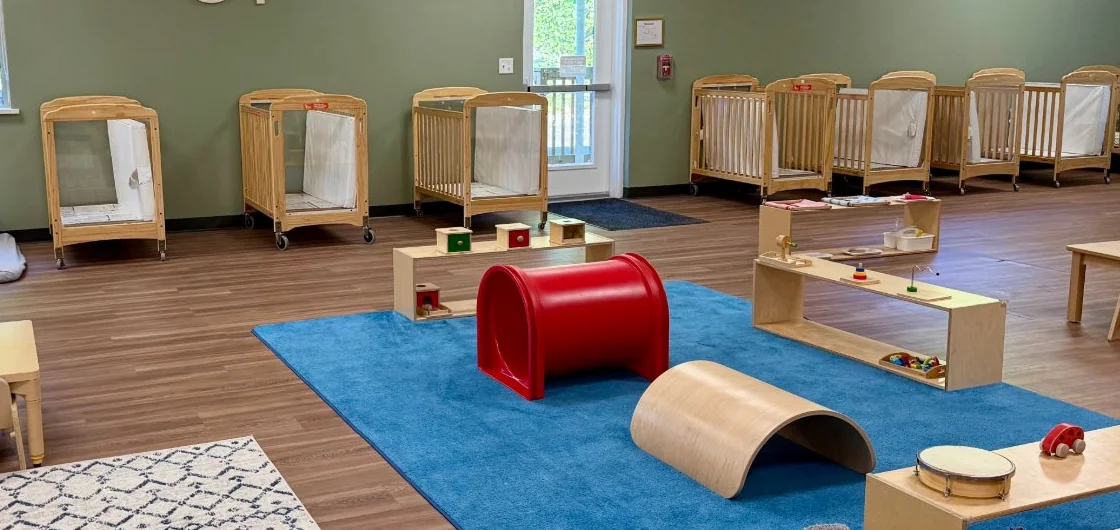 Cribs and low materials in the school-supplied Nido room